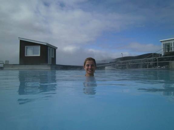 Relaxando nas águas quentes do lago natural no Myvatn Nature Bath, no norte da Islãndia